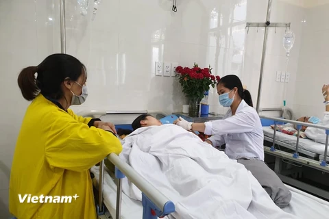Phục hồi chức năng cho một nữ bệnh nhân tại Khoa Nội Hồi Sức thần kinh, Bệnh viện Hữu Nghị Việt Đức. (Ảnh: T.G/Vietnam+)