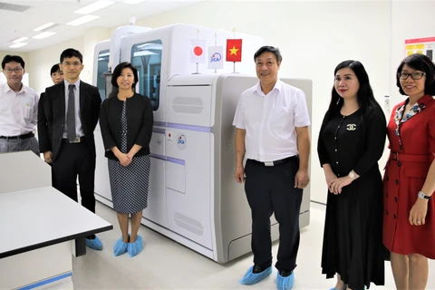 Đại diện JICA Việt Nam trao tặng hệ thống sinh học phân tử tự động Cobas 6800 cho Bệnh viện Bệnh Nhiệt đới Trung ương. (Ảnh: PV/Vietnam+)