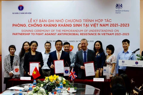 Đại diện Bộ Y tế cùng với Đại sứ quán Anh tại Việt Nam và đại diện GSK đã ký kết Biên bản ghi nhớ chương trình hợp tác. (Ảnh: PV/Vietnam+)