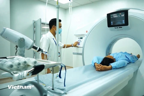Các bác sỹ xạ trị cho bệnh nhân điều trị tại Bệnh viện K. (Ảnh: PV/Vietnam+)