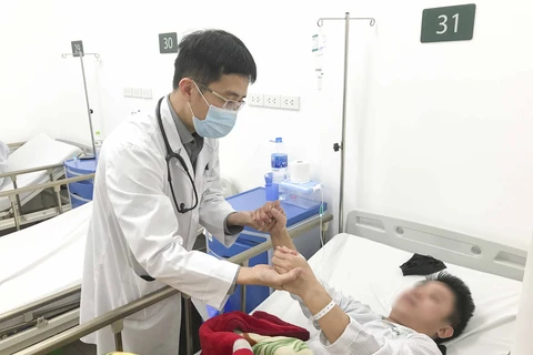 Bệnh nhân mắc đột quỵ đang điều trị tại Bệnh viện Bạch Mai. (Ảnh: PV/Vietnam+)