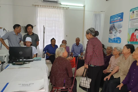 Người dân đến khám bệnh tại Trạm y tế xã Thanh Thủy, huyện Thanh Liêm, tỉnh Hà Nam. (Ảnh: T.G/Vietnam+)