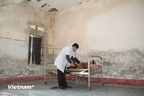 Bác sỹ khám cho người bệnh tại Trạm Y tế xã Hồi Ninh, huyện Kim Sơn, tỉnh Ninh Bình. (Ảnh: Thùy Dung/Vietnam+)