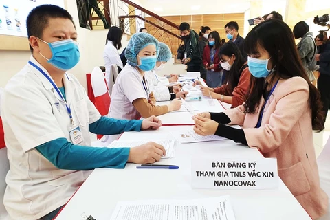 Có rất đông tình nguyện viên đã có mặt tại Học viện Quân y (Hà Nội) để đăng ký tham gia vào chương trình tiêm thử nghiệm vắcxin Nano Covax trên người. (Ảnh: T.G/Vietnam+)