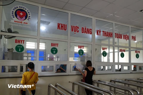 Người dân thanh toán viện phí khám chữa bệnh bảo hiểm y tế. (Ảnh: PV/Vietnam+)