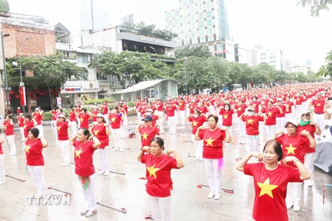 Hơn 2.000 người cao tuổi đồng diễn dưỡng sinh tại Phố đi bộ Nguyễn Huệ (Quận 1). (Ảnh: Thu Hương/TTXVN)