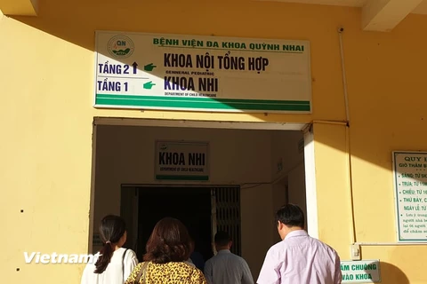 Người dân đến khám tại Bệnh viện đa khoa huyện Quỳnh Nhai. (Ảnh: T.G/Vietnam+)