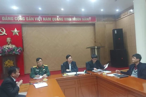 Phó giám đốc Sở Y tế Hà Nội Trần Văn Chung (ngồi giữa) thông tin về sự việc. (Ảnh: PV/Vietnam+)