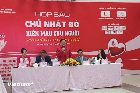 Nhà báo Lê Xuân Sơn phát biểu tại buổi họp báo. (Ảnh: PV/Vietnam+) 