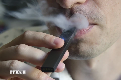 Một người hút thuốc lá điện tử. (Ảnh: AFP/TTXVN)