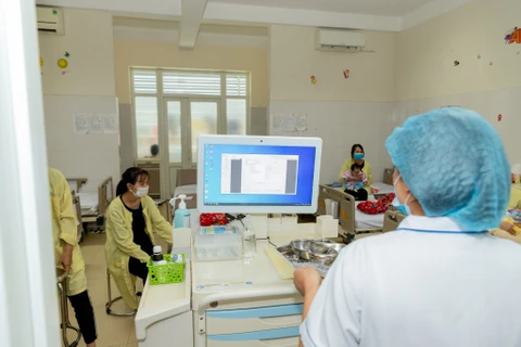 Những năm qua, ngành y tế đẩy mạnh triển khai những công nghệ mới 4.0 trong việc thực hiện bệnh án điện tử. (Ảnh: PV/Vietnam+)