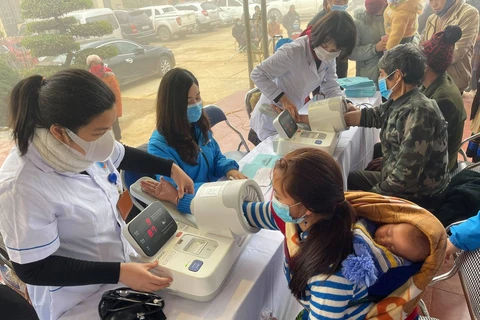 Bác sỹ chăm sóc sức khỏe cộng đồng cho bà con nhân dân xã Sín Chéng huyện Si Ma Cai. (Ảnh: PV/Vietnam+)