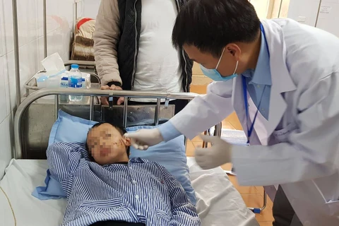 Bé trai đang điều trị tại Bệnh viện Việt Nam-Cuba. (Ảnh: PV/Vietnam+)