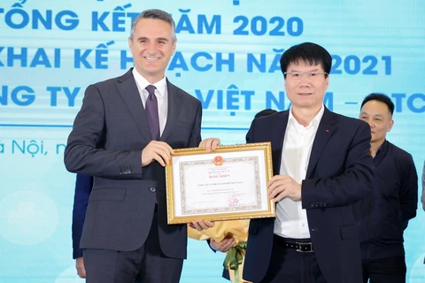 Sanofi Việt Nam nhận Bằng khen của Bộ trưởng Bộ Y tế vì đã có nhiều thành tích xuất sắc trong công tác phòng, chống dịch COVID-19. (Ảnh: PV/Vietnam+)
