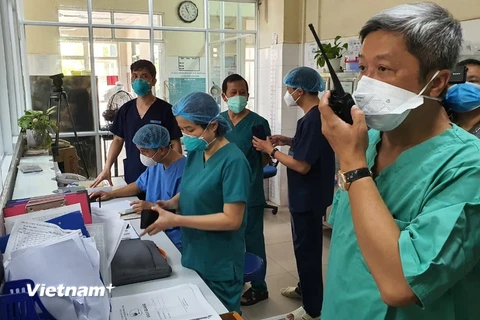 Thứ trưởng Bộ Y tế Nguyễn Trường Sơn chỉ đạo tại tâm dịch Đà Nẵng. (Ảnh: PV/Vietnam+)