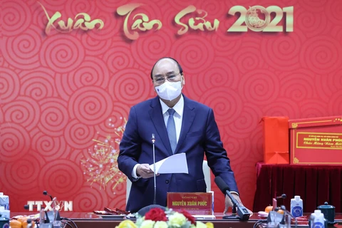 Thủ tướng Nguyễn Xuân Phúc phát biểu khi đến thăm hỏi, động viên ngành y tế. (Ảnh: Thống Nhất/TTXVN)