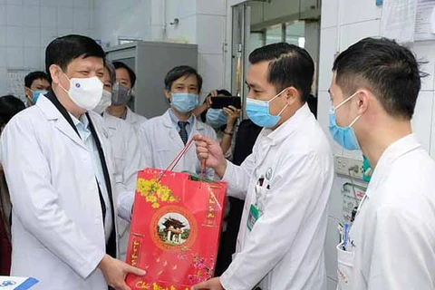 Bộ trưởng Bộ Y tế tặng quà Tết cho đội ngũ y bác sỹ. (Ảnh: T.G/Vietnam+)