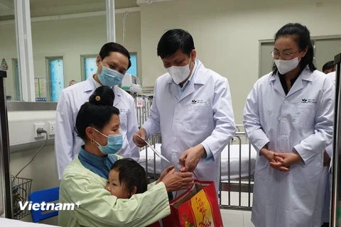 [Photo] Tặng quà cho bệnh nhân phải đón năm mới trong bệnh viện
