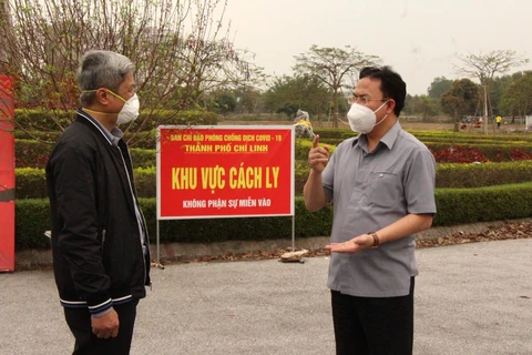 Thứ trưởng Bộ Y tế Nguyễn Trường Sơn kiểm tra tại khu cách ly và Bệnh viện dã chiến số 3 tại Đại học Sao Đỏ cơ sở 2 ở thành phố Chí Linh(Ảnh: PV/Vietnam+)