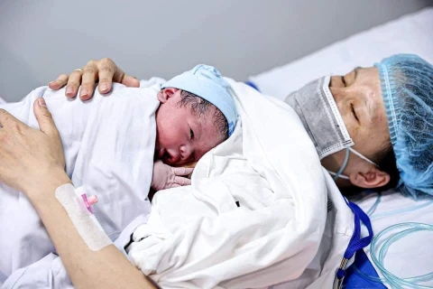 Một em bé sinh ra trong ngày đầu năm mới 2020. (Ảnh: PV/Vietnam+)
