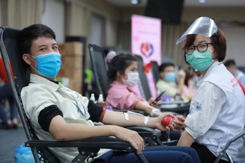 Nhân viên Samsung Việt Nam hiến máu nhân đạo. (Ảnh: PV/Vietnam+)