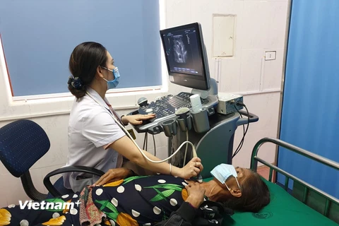 Bác sỹ siêu âm cho bệnh nhân tại Trung tâm y tế huyện Tương Dương, tỉnh Nghệ An. (Ảnh: T.G/Vietnam+)