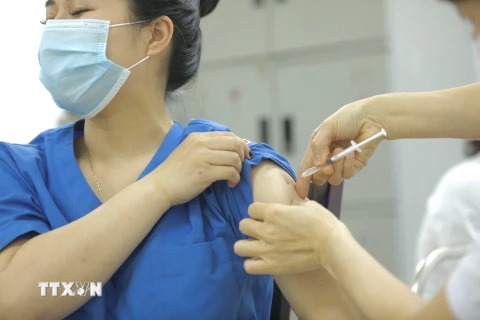 Tiêm vaccine AstraZeneca phòng COVID-19 cho cán bộ, nhân viên Trung tâm cấp cứu 115 Hà Nội. (Ảnh: Minh Quyết/TTXVN)
