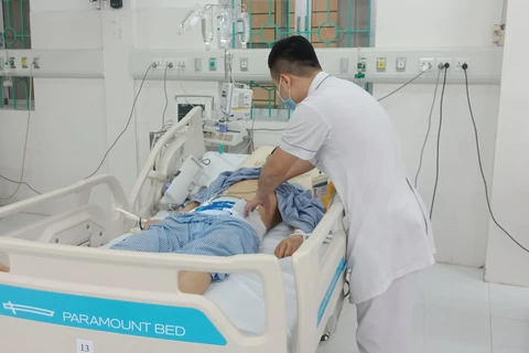 Điều trị cho bệnh nhân tại Bệnh viện Đa khoa tỉnh Cao Bằng. (Ảnh: PV/Vietnam+)