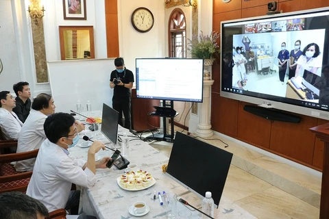 Các chuyên gia tại đầu cầu Bạch Mai trực tiếp "đi buồng ảo" thông qua hệ thống Tele-ICU. (Ảnh: PV/Vietnam+)