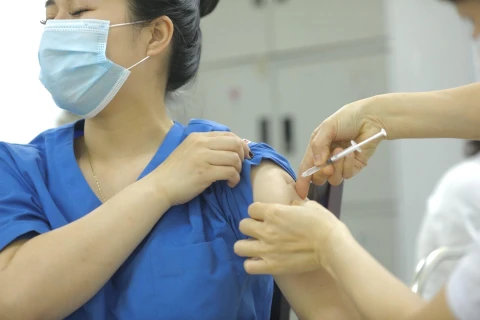 Tiêm vaccine phòng COVID-19 cho cán bộ, nhân viên Trung tâm cấp cứu 115 Hà Nội. (Ảnh: Minh Quyết/TTXVN)