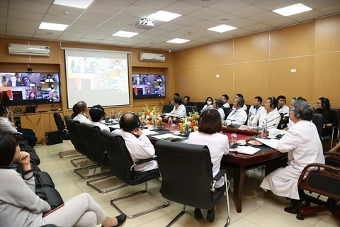 Một buổi đào tạo trực tuyến với các chuyên gia quốc tế tại Bệnh viện Hữu nghị Việt Đức. (Ảnh: PV/Vietnam+)