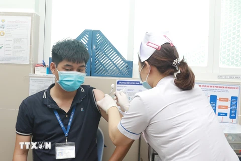 Nhân viên y tế tại Bệnh viện Quận 11 được tiêm vaccine AstraZeneca phòng COVID-19. (Ảnh: Đinh Hằng/TTXVN)