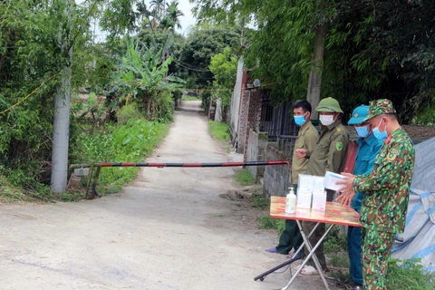 Lập chốt kiểm soát dịch bệnh tại thôn Nội Đọ, xã Bắc Lý, huyện Lý Nhân - nơi ở của bệnh nhân COVID- 19 vừa được xác nhận. (Ảnh: Đại Nghĩa - TTXVN)