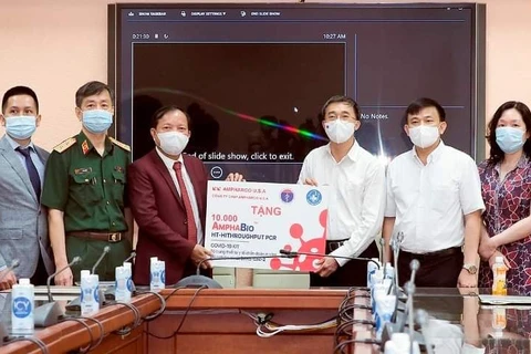 Bộ Y tế tiếp nhận 10.000 test xét nghiệm SARS-CoV-2. (Ảnh: PV/Vietnam+)