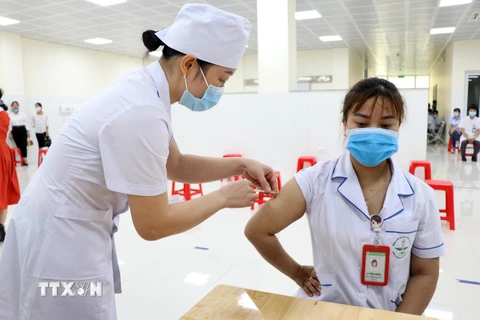 Tiêm vaccine AstraZeneca cho nhân viên y tế công tác tại Bệnh viện Đa khoa tỉnh Sơn La. (Ảnh: Hữu Quyết/TTXVN)
