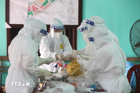 Cán bộ Trung tâm Kiểm soát Bệnh tật tỉnh Bắc Giang lấy mẫu xét nghiệm COVID-19 cho người dân. (Ảnh: Danh Lam/TTXVN)