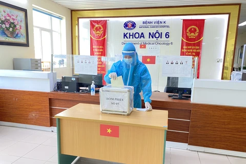 Người bệnh tham gia bầu cử tại Bệnh viện K cơ sở Tân Triều. (Ảnh: PV/Vietnam+)