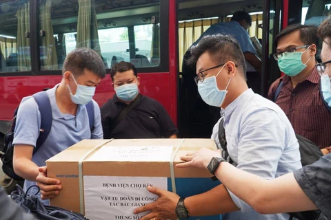 Các bác sỹ Bệnh viện Chợ Rẫy mang theo trang thiết bị y tế hỗ trợ cho tỉnh Bắc Giang. (Ảnh: PV/Vietnam+)