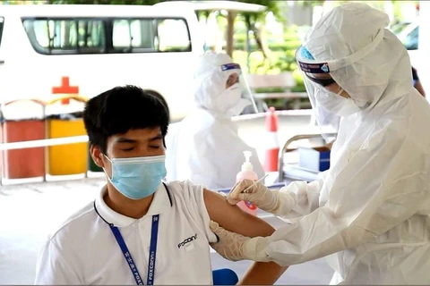Tiêm vaccine cho khoảng 300 công nhân tại Khu công nghiệp Đình Trám. (Ảnh: PV/Vietnam+)