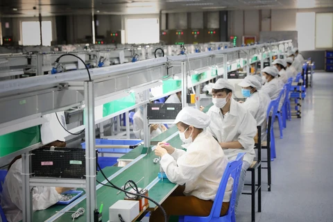 Hơn 1.000 công nhân Công ty TNHH New Wing Interconnect Technology (Khu công nghiệp Vân Trung) đã đi làm trở lại sau 2 lần test âm tính với SARS-CoV-2. (Ảnh: Danh Lam/TTXVN)