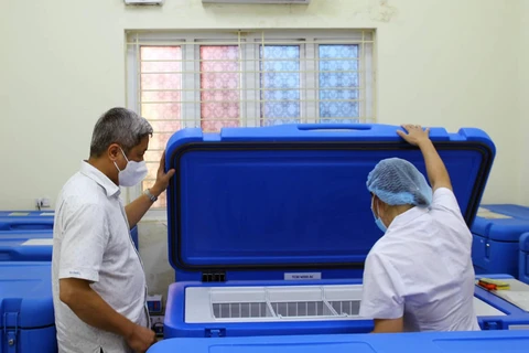 Một tủ lạnh bảo quản vaccine. (Ảnh: PV/Vietnam+)
