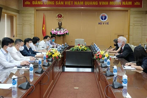 Bộ trưởng Bộ Y tế trong cuộc họp với các đại sứ. (Ảnh: PV/Vietnam+)