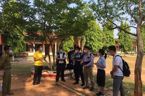 Các thành viên trong đoàn công tác đi khảo sát tại các Trung tâm cách ly tỉnh Savannakhet ngày 18/5/2021. (Ảnh: PV/Vietnam+)