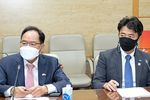 Đại sứ Park Noh Wan (trái) và ông Koh Hong Hwan - Tổng giám đốc Tập đoàn SK. (Ảnh: PV/Vietnam+)