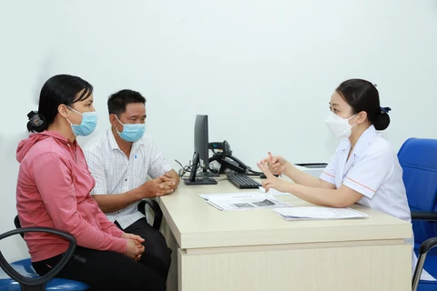 Các cặp vợ chồng vô sinh hiếm muộn tới bệnh viện thăm khám. (Ảnh: PV/Vietnam+)