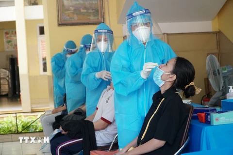 Xét nghiệm COVID-19 cho người dân tại Thành phố Hồ Chí Minh. (Ảnh: Thu Hương/TTXVN)