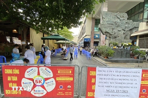 Trung tâm y tế quận Hoàn Kiếm lấy mẫu cho người có nguy cơ cao. (Ảnh: TTXVN phát)