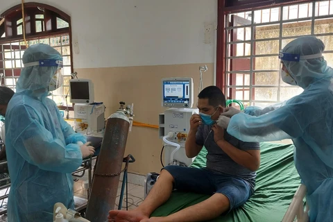 Điều trị cho bệnh nhân mắc COVID-19 tại tỉnh Đồng Nai. (Ảnh: PV/Vietnam+)