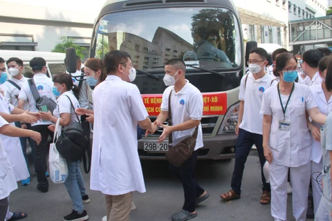 Đoàn công tác của Bệnh viện Hữu Nghị gồm 35 bác sỹ, điều dưỡng lên đường vào Thành phố Hồ Chí Minh để chi viện chống dịch. (Ảnh: PV/Vietnam+)