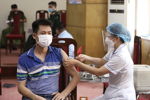 Hà Nội triển khai tiêm vaccine phòng COVID-19 tại các trung tâm y tế quận, huyện, thị xã. (Ảnh: Minh Quyết/TTXVN)